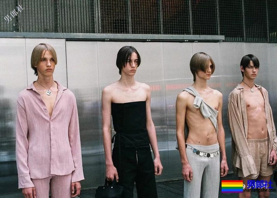 露奶装火遍时装周,6000买一件你敢穿出门吗? - 51虹马 露奶装火遍时装周,6000买一件你敢穿出门吗? - 51虹马