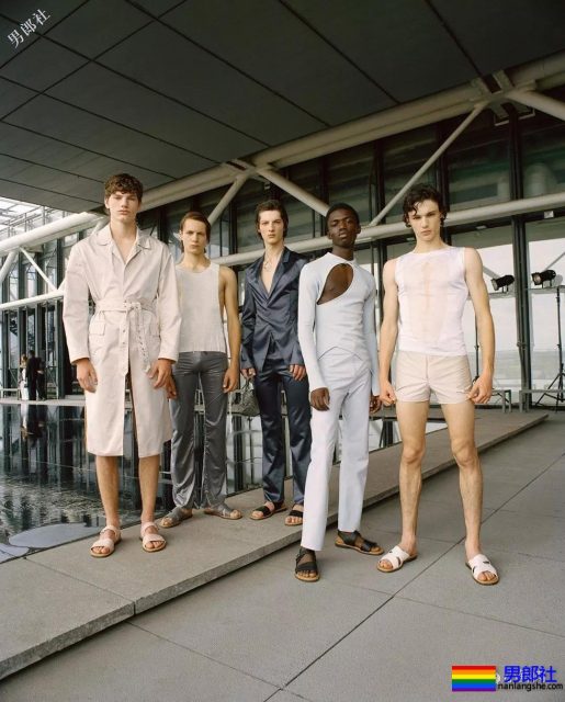 露奶装火遍时装周,6000买一件你敢穿出门吗? - 51虹马 露奶装火遍时装周,6000买一件你敢穿出门吗? - 51虹马