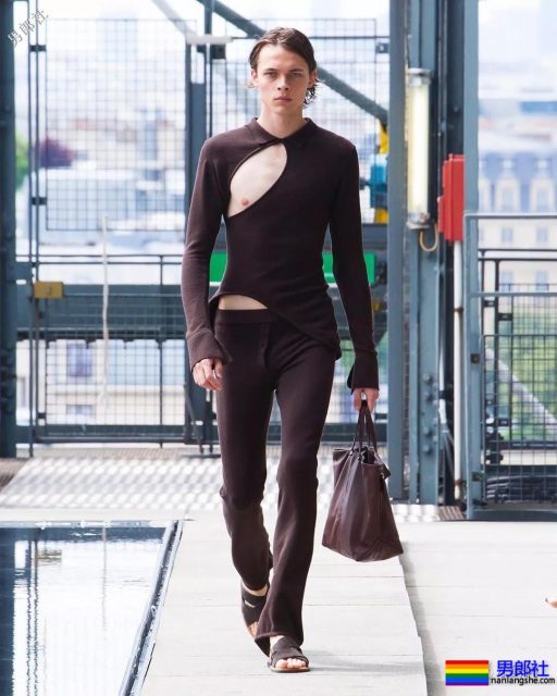 露奶装火遍时装周,6000买一件你敢穿出门吗? - 51虹马 露奶装火遍时装周,6000买一件你敢穿出门吗? - 51虹马