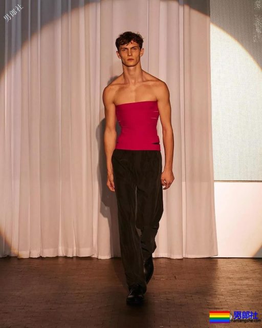 露奶装火遍时装周,6000买一件你敢穿出门吗? - 51虹马 露奶装火遍时装周,6000买一件你敢穿出门吗? - 51虹马