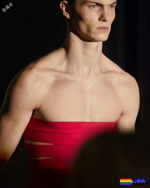 露奶装火遍时装周,6000买一件你敢穿出门吗? - 51虹马 露奶装火遍时装周,6000买一件你敢穿出门吗? - 51虹马