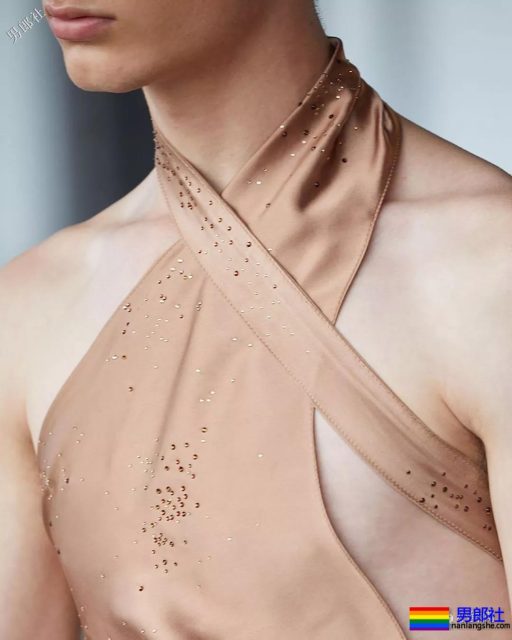 露奶装火遍时装周,6000买一件你敢穿出门吗? - 51虹马 露奶装火遍时装周,6000买一件你敢穿出门吗? - 51虹马