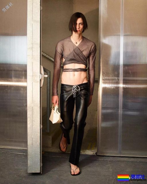 露奶装火遍时装周,6000买一件你敢穿出门吗? - 51虹马 露奶装火遍时装周,6000买一件你敢穿出门吗? - 51虹马