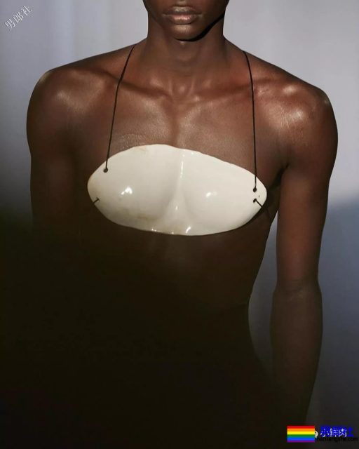 露奶装火遍时装周,6000买一件你敢穿出门吗? - 51虹马 露奶装火遍时装周,6000买一件你敢穿出门吗? - 51虹马