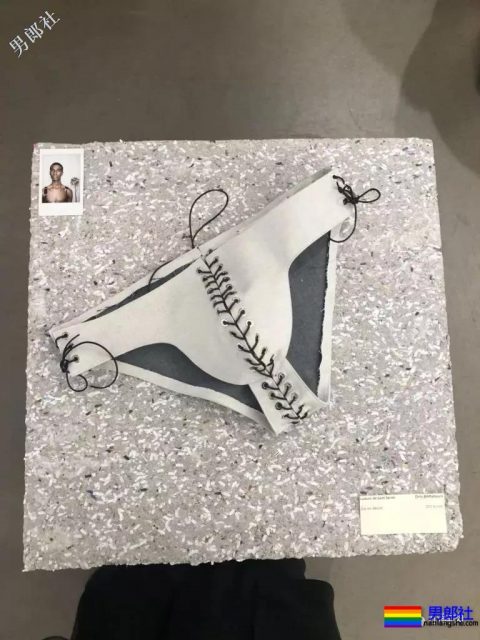 露奶装火遍时装周,6000买一件你敢穿出门吗? - 51虹马 露奶装火遍时装周,6000买一件你敢穿出门吗? - 51虹马