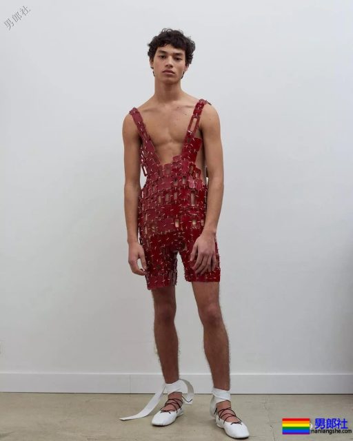 露奶装火遍时装周,6000买一件你敢穿出门吗? - 51虹马 露奶装火遍时装周,6000买一件你敢穿出门吗? - 51虹马