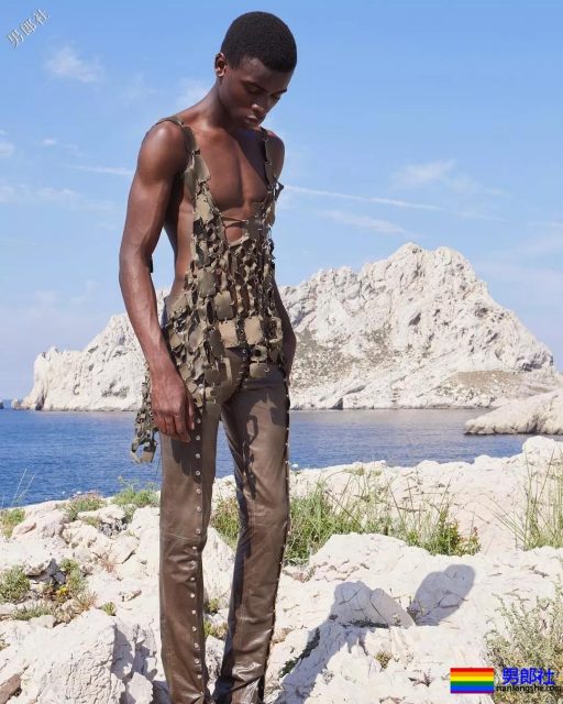 露奶装火遍时装周,6000买一件你敢穿出门吗? - 51虹马 露奶装火遍时装周,6000买一件你敢穿出门吗? - 51虹马