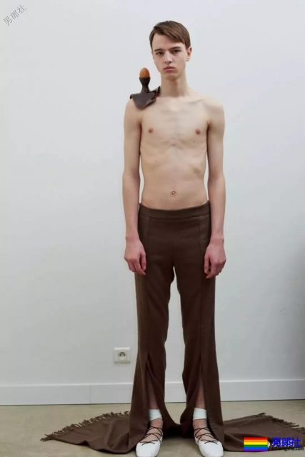 露奶装火遍时装周,6000买一件你敢穿出门吗? - 51虹马 露奶装火遍时装周,6000买一件你敢穿出门吗? - 51虹马