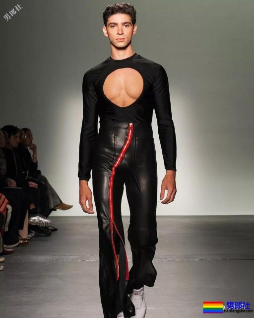 露奶装火遍时装周,6000买一件你敢穿出门吗? - 51虹马 露奶装火遍时装周,6000买一件你敢穿出门吗? - 51虹马