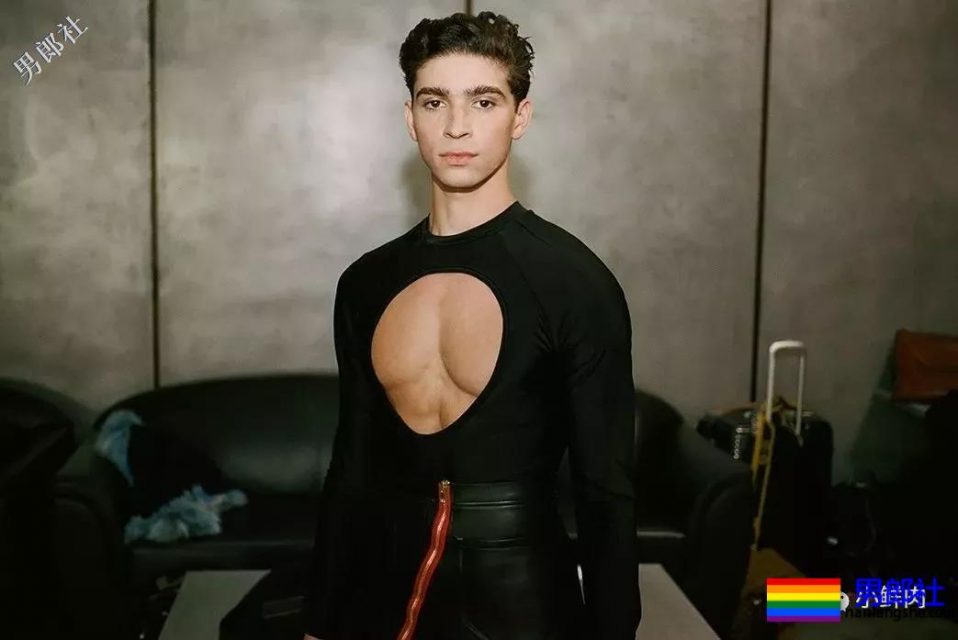 露奶装火遍时装周,6000买一件你敢穿出门吗? - 51虹马 露奶装火遍时装周,6000买一件你敢穿出门吗? - 51虹马