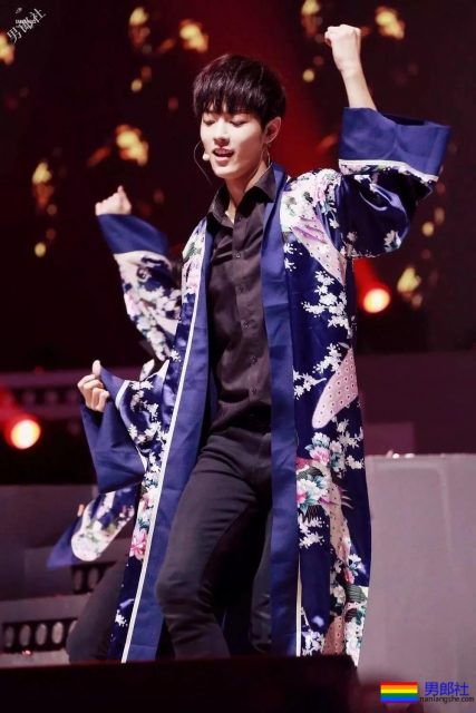 腿是上身两倍!肖战王大陆化身酷跑少年,许魏洲狂撸六块腹肌! - 51虹马 腿是上身两倍!肖战王大陆化身酷跑少年,许魏洲狂撸六块腹肌! - 51虹马