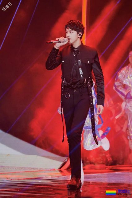 腿是上身两倍!肖战王大陆化身酷跑少年,许魏洲狂撸六块腹肌! - 51虹马 腿是上身两倍!肖战王大陆化身酷跑少年,许魏洲狂撸六块腹肌! - 51虹马