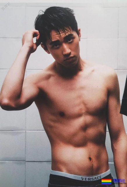 腿是上身两倍!肖战王大陆化身酷跑少年,许魏洲狂撸六块腹肌! - 51虹马 腿是上身两倍!肖战王大陆化身酷跑少年,许魏洲狂撸六块腹肌! - 51虹马