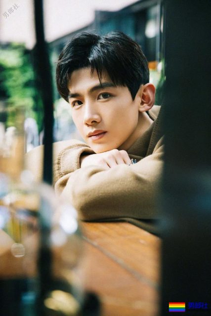 王嘉尔白敬亭兄弟互怼！不适合穿衣服的超A好肉体，我该粉谁？ - 51虹马