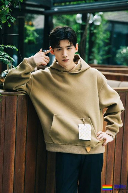 王嘉尔白敬亭兄弟互怼！不适合穿衣服的超A好肉体，我该粉谁？ - 51虹马