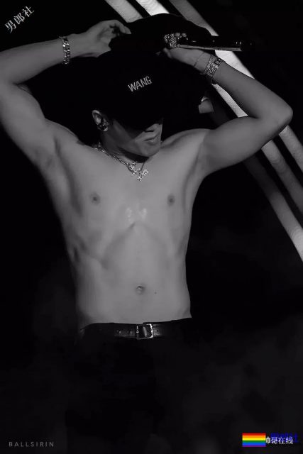 王嘉尔白敬亭兄弟互怼！不适合穿衣服的超A好肉体，我该粉谁？ - 51虹马