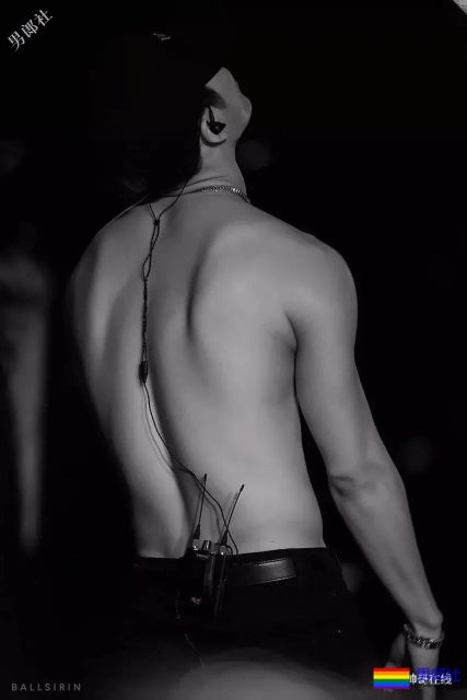 王嘉尔白敬亭兄弟互怼！不适合穿衣服的超A好肉体，我该粉谁？ - 51虹马