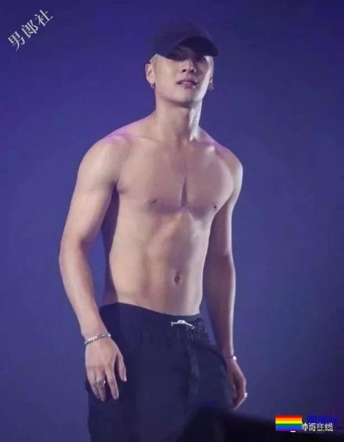 王嘉尔白敬亭兄弟互怼！不适合穿衣服的超A好肉体，我该粉谁？ - 51虹马