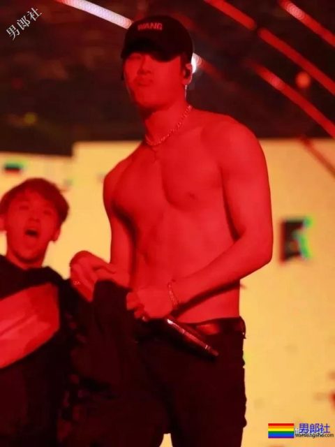 王嘉尔白敬亭兄弟互怼！不适合穿衣服的超A好肉体，我该粉谁？ - 51虹马