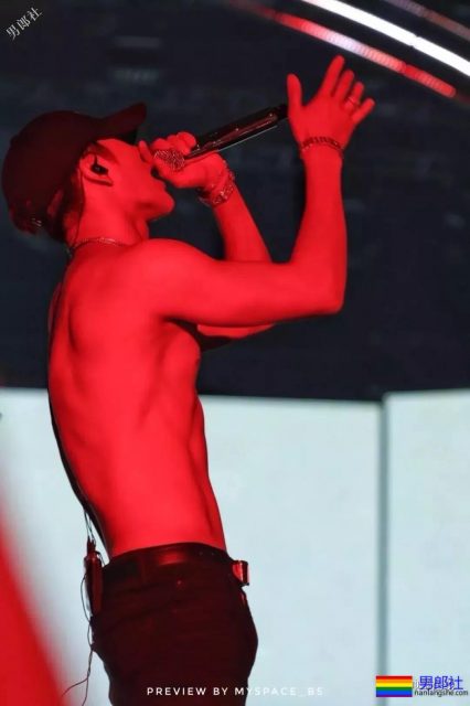 王嘉尔白敬亭兄弟互怼！不适合穿衣服的超A好肉体，我该粉谁？ - 51虹马