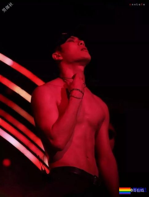 王嘉尔白敬亭兄弟互怼！不适合穿衣服的超A好肉体，我该粉谁？ - 51虹马