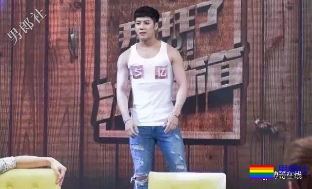 王嘉尔白敬亭兄弟互怼！不适合穿衣服的超A好肉体，我该粉谁？ - 51虹马