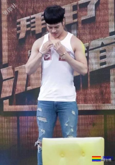 王嘉尔白敬亭兄弟互怼！不适合穿衣服的超A好肉体，我该粉谁？ - 51虹马