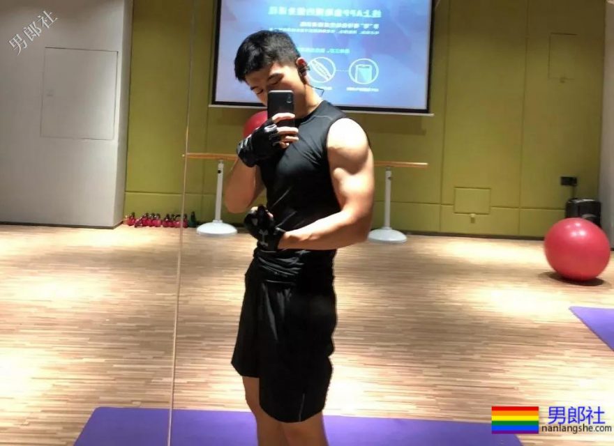 刚毕业就被商家相中拍写真，这颜值太可以了 - 51虹马