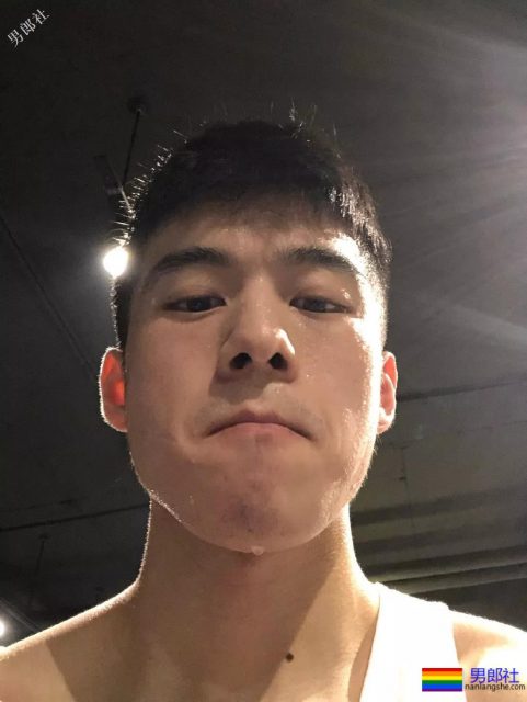 刚毕业就被商家相中拍写真，这颜值太可以了 - 51虹马