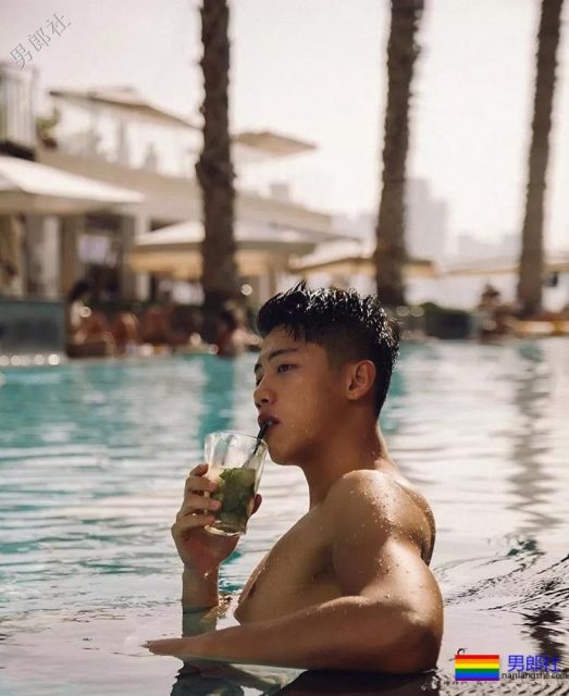 型男小哥哥穿的这么紧，显型！ - 51虹马