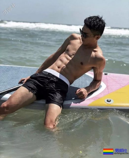 型男小哥哥穿的这么紧，显型！ - 51虹马