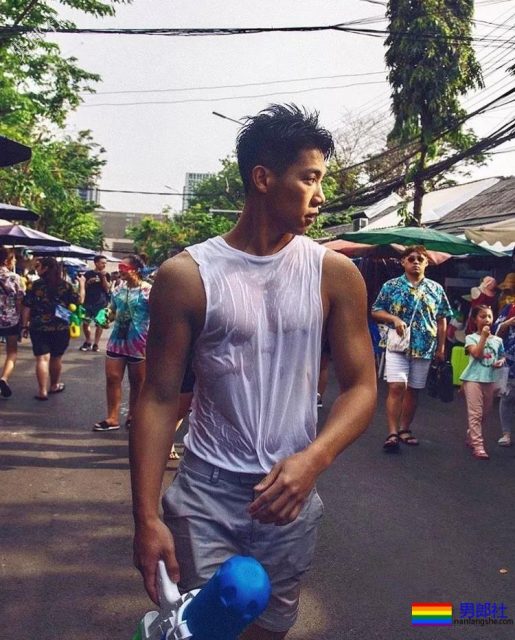 型男小哥哥穿的这么紧，显型！ - 51虹马