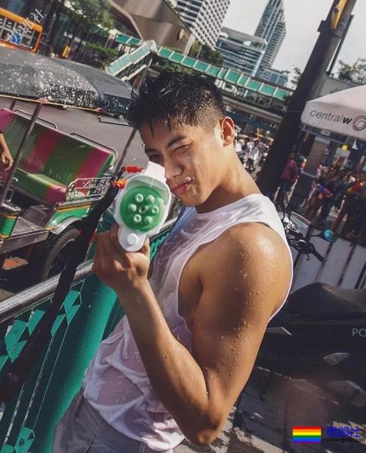 型男小哥哥穿的这么紧，显型！ - 51虹马