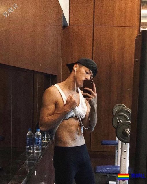 型男小哥哥穿的这么紧，显型！ - 51虹马