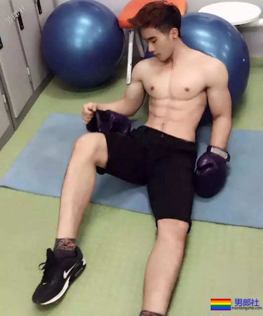 TG | 体育生的蜂腰翘臀，不一般的公狗腰！ - 51虹马