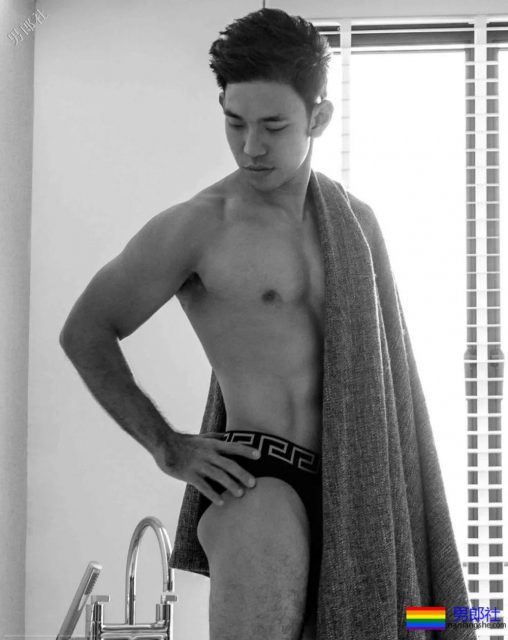 穿着紧缩裤在客厅展现6块腹肌，最后进了浴室洗澡。-51虹马