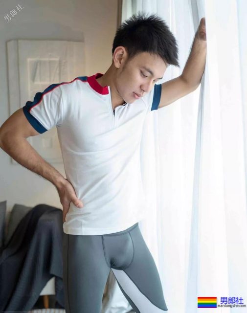 穿着紧缩裤在客厅展现6块腹肌,最后进了浴室洗澡。 - 51虹马 穿着紧缩裤在客厅展现6块腹肌,最后进了浴室洗澡。 - 51虹马