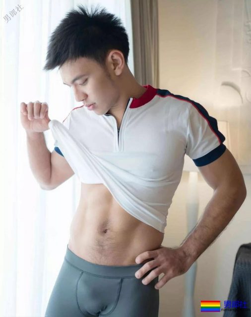 穿着紧缩裤在客厅展现6块腹肌,最后进了浴室洗澡。 - 51虹马 穿着紧缩裤在客厅展现6块腹肌,最后进了浴室洗澡。 - 51虹马