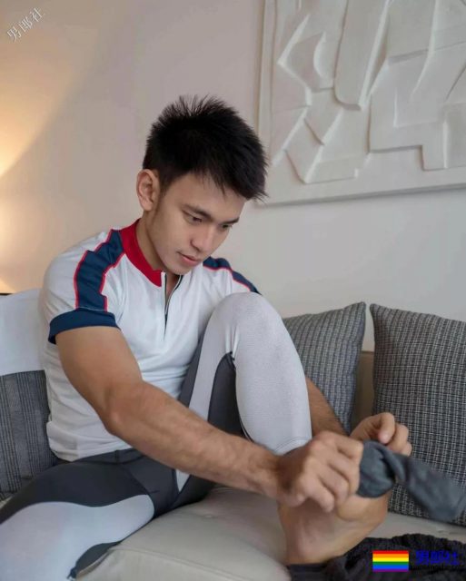 穿着紧缩裤在客厅展现6块腹肌,最后进了浴室洗澡。 - 51虹马 穿着紧缩裤在客厅展现6块腹肌,最后进了浴室洗澡。 - 51虹马