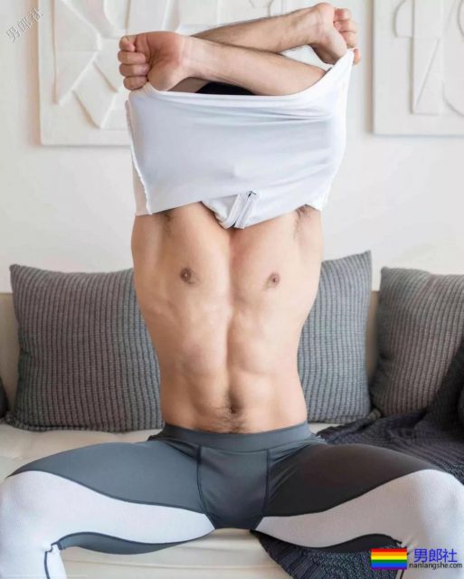 穿着紧缩裤在客厅展现6块腹肌,最后进了浴室洗澡。 - 51虹马 穿着紧缩裤在客厅展现6块腹肌,最后进了浴室洗澡。 - 51虹马