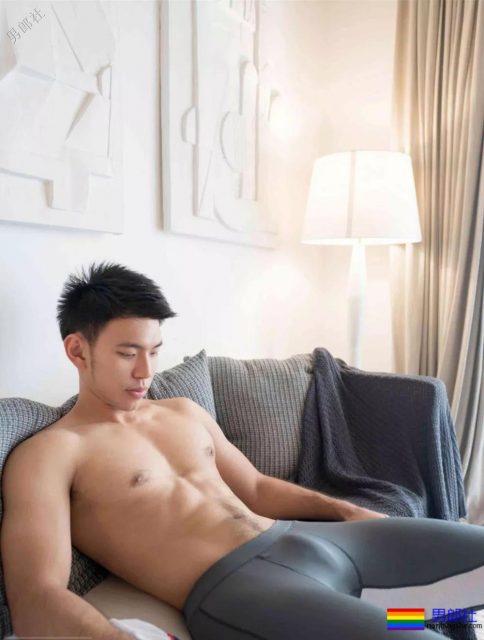 穿着紧缩裤在客厅展现6块腹肌,最后进了浴室洗澡。 - 51虹马 穿着紧缩裤在客厅展现6块腹肌,最后进了浴室洗澡。 - 51虹马