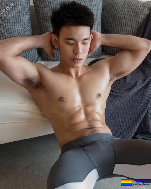 穿着紧缩裤在客厅展现6块腹肌,最后进了浴室洗澡。 - 51虹马 穿着紧缩裤在客厅展现6块腹肌,最后进了浴室洗澡。 - 51虹马