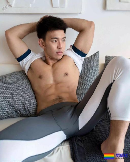 穿着紧缩裤在客厅展现6块腹肌,最后进了浴室洗澡。 - 51虹马 穿着紧缩裤在客厅展现6块腹肌,最后进了浴室洗澡。 - 51虹马