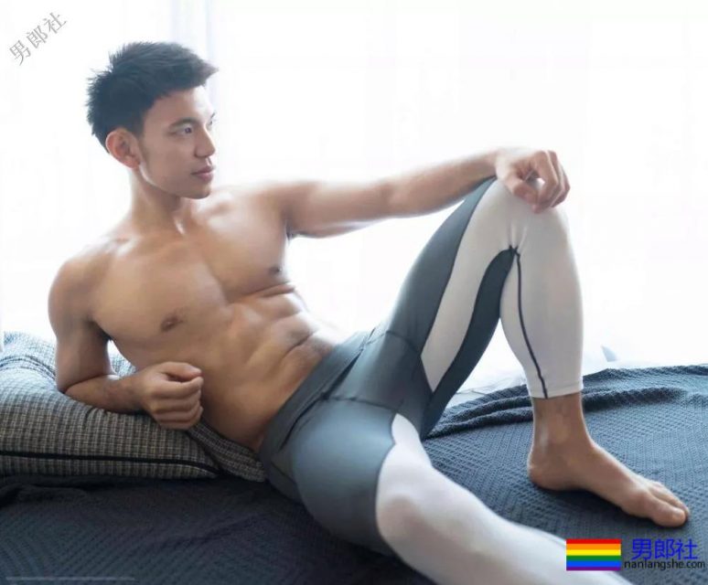 穿着紧缩裤在客厅展现6块腹肌,最后进了浴室洗澡。 - 51虹马 穿着紧缩裤在客厅展现6块腹肌,最后进了浴室洗澡。 - 51虹马