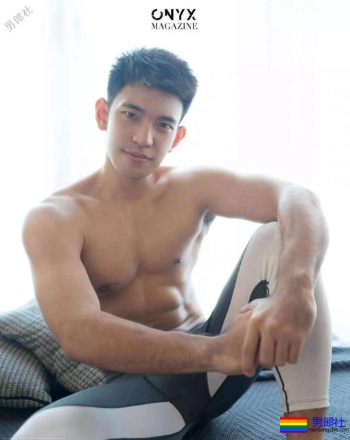 穿着紧缩裤在客厅展现6块腹肌,最后进了浴室洗澡。 - 51虹马 穿着紧缩裤在客厅展现6块腹肌,最后进了浴室洗澡。 - 51虹马