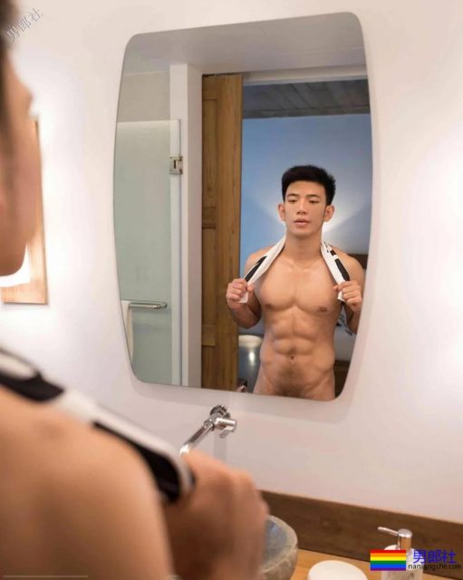 穿着紧缩裤在客厅展现6块腹肌,最后进了浴室洗澡。 - 51虹马 穿着紧缩裤在客厅展现6块腹肌,最后进了浴室洗澡。 - 51虹马