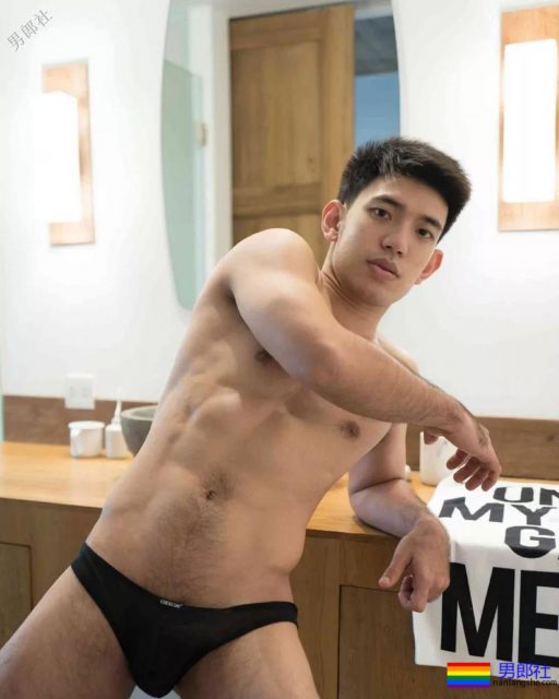 穿着紧缩裤在客厅展现6块腹肌,最后进了浴室洗澡。 - 51虹马 穿着紧缩裤在客厅展现6块腹肌,最后进了浴室洗澡。 - 51虹马