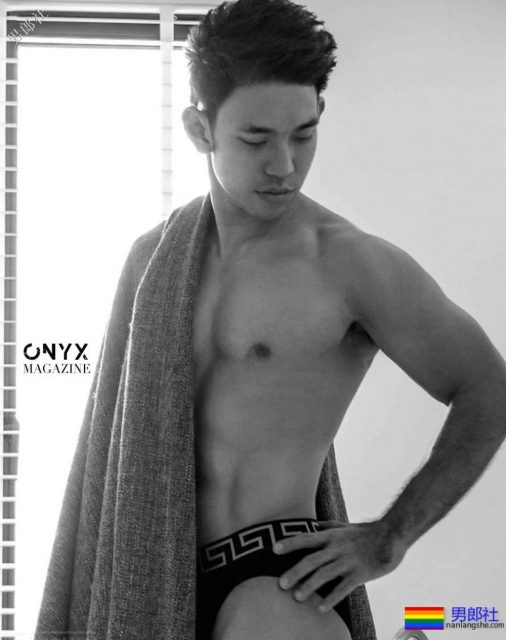 穿着紧缩裤在客厅展现6块腹肌,最后进了浴室洗澡。 - 51虹马 穿着紧缩裤在客厅展现6块腹肌,最后进了浴室洗澡。 - 51虹马