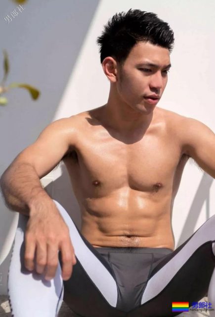 穿着紧缩裤在客厅展现6块腹肌,最后进了浴室洗澡。 - 51虹马 穿着紧缩裤在客厅展现6块腹肌,最后进了浴室洗澡。 - 51虹马