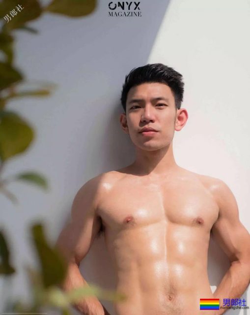 穿着紧缩裤在客厅展现6块腹肌,最后进了浴室洗澡。 - 51虹马 穿着紧缩裤在客厅展现6块腹肌,最后进了浴室洗澡。 - 51虹马